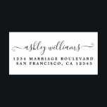 Sello Automático Elegante nombre de escritura caligráfica Dirección<br><div class="desc">Sello de tinta automática con nombre de dirección de devolución simple, moderno y chic con su nombre en elegante caligrafía de escritura a mano y tipografía moderna. Simplemente agregue su nombre y dirección a todos los sobres de sus invitaciones. Diseñado exclusivamente para usted por Happy Dolphin Studio. Si necesita ayuda...</div>