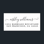 Sello Automático Elegante nombre de escritura caligráfica Dirección<br><div class="desc">Sello de tinta automática con nombre de dirección de devolución simple, moderno y chic con su nombre en elegante caligrafía de escritura a mano y tipografía moderna. Simplemente agregue su nombre y dirección a todos los sobres de sus invitaciones. Diseñado exclusivamente para usted por Happy Dolphin Studio. Si necesita ayuda...</div>