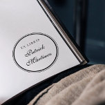 Sello Automático Elegante Script Typography Ex Libris Nombre person<br><div class="desc">Elegante Tipografía De Guión Ex Libris Nombre Personalizado Sello De Autotinta. Hermosa estampilla con "ex libris" con tu nombre personalizado en tipografía de guiones para personalizar los libros de tu biblioteca. Rótulo con estilo usando nuestro diseño, haz clic en el botón de personalización para añadir tus propios detalles, y haz...</div>