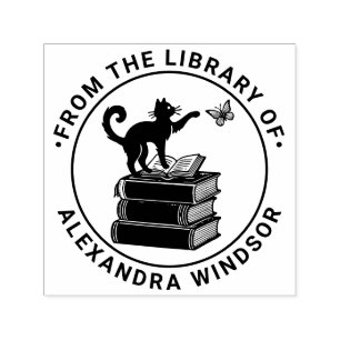 Sello Automático Gato sobre libros golpeando mariposa nombre del li