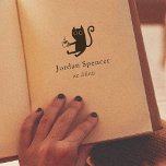 Sello Automático Libro personalizado de Cat & Coffee Ex Libris<br><div class="desc">Este sencillo sello cuenta con un ilustracion hecho a mano de un gato sosteniendo un café caliente. Su nombre está impreso en la tipografía serif clásica, con "ex libris" en cursiva a continuación. Un gran regalo para profesores, bibliotecarios y amantes de los libros. Ver la colección enlazada en esta página...</div>