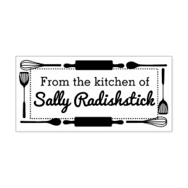 Sello Automático Los utensilios bordean la cocina de