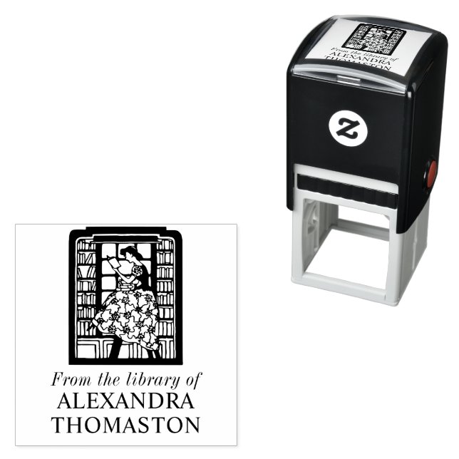 Sello Automático Mujer leyendo entre estanterías de biblioteca Nomb (In Situ)