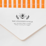 Sello Automático Nombre de familia de abejorros vintage y dirección<br><div class="desc">Crea tu propio sello de dirección de retorno clásico! Este diseño presenta una abeja de miel enmarcada por dos hojas botánicas audaces con el nombre de tu familia y dirección de retorno en tipografía de estilo vintage. Haga clic en "Personalizar esta plantilla" para cambiar la redacción. Si desea cambiar las...</div>