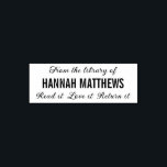 Sello Automático Tu Biblioteca La Lee Me Encanta Devolver El Libro<br><div class="desc">Marcador autoemintado estampado con De la biblioteca si su nombre en una combinación de un guión de bonito y letras simples y audaces con amor de leerlo lo devuelve debajo, todo en texto de personalizable para que pueda personalizar con su nombre o cualquier otro texto que desee. Un diseño sencillo...</div>