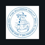 Sello Automático Vintage Christmas Snowman Round Return Address<br><div class="desc">Navidades familia vuelta dirección sellado por sí mismo con tu nombre y dirección en tipografía elegante de tinta azul con una imagen de muñeco de nieve de la Navidad pintada a mano. Simplemente agrega tu nombre y dirección. Diseñado exclusivamente para usted por Happy Dolphin Studio. Si necesita ayuda o productos...</div>