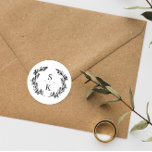 Sello de boda con monograma de corona de laurel ti<br><div class="desc">Sello de sobre de boda elegante con un monograma de corona de laurel. Sello de sobre monogramado con una corona de laurel negra sobre un fondo blanco.</div>