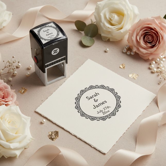 Sello de casamiento redondo con marco ornamental (Custom newlyweds names and wedding date pre inked round stamp.)