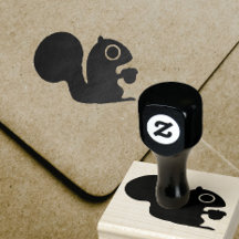 Ardilla de bosque con cáscara