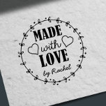 Sello De Caucho Artesanía Hecha Con Amor Productos Hechos A Mano<br><div class="desc">Made With Love Rubber Stamp - Presentando un timbre de goma increíblemente lindo con una corona de hojas alrededor del mensaje "Made with Love" decorado con dos corazoncitos. El sello que quieres marcar tus objetos artesanales para el negocio o como regalos para tus amigos. Agregue su nombre al producto para...</div>