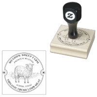 Campo de la granja con logotipo de ovino ruso