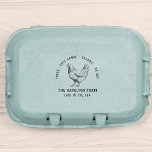 Sello De Caucho Cartón de Huevo de Granja Familiar Vintage Persona<br><div class="desc">¡Un toque personal perfecto para los pequeños negocios que venden huevos frescos! Este diseño presenta un pollo rústico, hecho a mano en el centro, con el nombre de la granja debajo y "colocado en los EE.UU." debajo. Alrededor de la parte superior se dice "fresco, de gama libre, orgánico, sin soya"...</div>