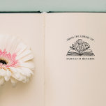 SELLO DE CAUCHO DE LA BIBLIOTECA DE SU NOMBRE FLORES DE LIBROS ABI<br><div class="desc">Elegante plato de biblioteca STAMP con su nombre personalizado, perfecto para añadir un toque personal a su preciada colección de libros. En la parte superior de la estantería se exhibe una inscripción curvada con gracia "Desde la biblioteca de", un impresionante ilustracion de un libro abierto con flores y hojas en...</div>