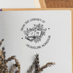 Sello De Caucho De La Biblioteca Del Libro Botánico De Vintage Ini<br><div class="desc">Un bonito sello de libro de madera con letras rústicas, hojas botánicas y ramas de árboles. "Desde la biblioteca de" y su nombre personalizado están escritos en texto curvo alrededor del ilustracion central. El texto está escrito en letras mayúsculas extravagantes al estilo de las letras. El ilustracion cuenta con una...</div>
