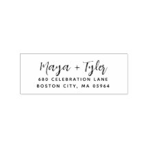 Elegante dirección manuscrita con letra moderna