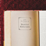 Sello De Caucho Elegante Libro De Marco Vintage De La Biblioteca D<br><div class="desc">Un elegante estampado de libros con su nombre en la tipografía clásica del serif. Alrededor del nombre hay un encantador marco de estilo vintage con motivos ornamentales en cada esquina. Un hermoso regalo para cualquier amante de los libros, bibliotecario o profesor. Este es el sello de goma de madera. Elige...</div>