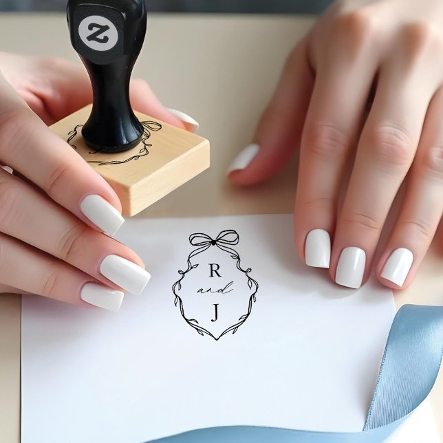 Sello De Caucho Escudo monograma con cinta y barra de moda dibujad (Chic Hand Drawn Bow & Ribbon Monogram Crest Rubber Stamp)