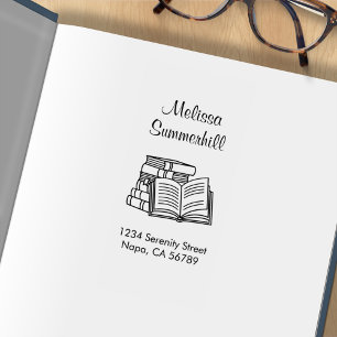 Sello De Caucho Ex libris y libro abierto en pila de libros