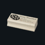 Sello De Caucho Feliz Hanukkah Chanukah Challah Pan Dirección de P<br><div class="desc">El sello de caucho presenta un ilustracion original de un pan de jalvé. ¡Perfecto para Hanukkah! Simplemente personaliza con la información de tu dirección.</div>