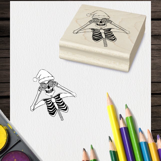 Sello De Caucho Funny Skeleton Dibujo Ornamentos Holding Santa Hat (Fun Christmas skeleton Santa hat holding ornaments on craft stamp.)