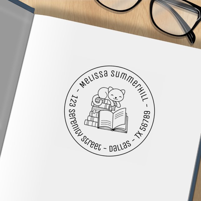 Sello De Caucho Gato feliz en la parte superior de la pila de libr (Subido por el creador)