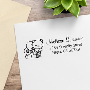 Sello De Caucho Gato Feliz encima de Pila de Libros Dirección