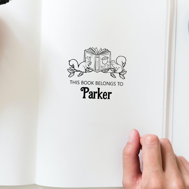 Sello De Caucho Libro de cuentos de Woodland ardillas estampado de (This book belongs to personalized bookplate stamp in the Woodland Storybook Baby Shower Collection.)