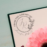 Sello De Caucho Moda Floral Feminine Script Initiplate<br><div class="desc">Convierta una impresión duradera y elegante con este bonito estampado floral "From the Library of" de arte de madera. El clásico serif ex libris está contrastado con un marco botánico moderno de múltiples círculos dibujados a mano y sus iniciales y nombre en guiones caligráficos. Un regalo ideal para cualquier mujer...</div>