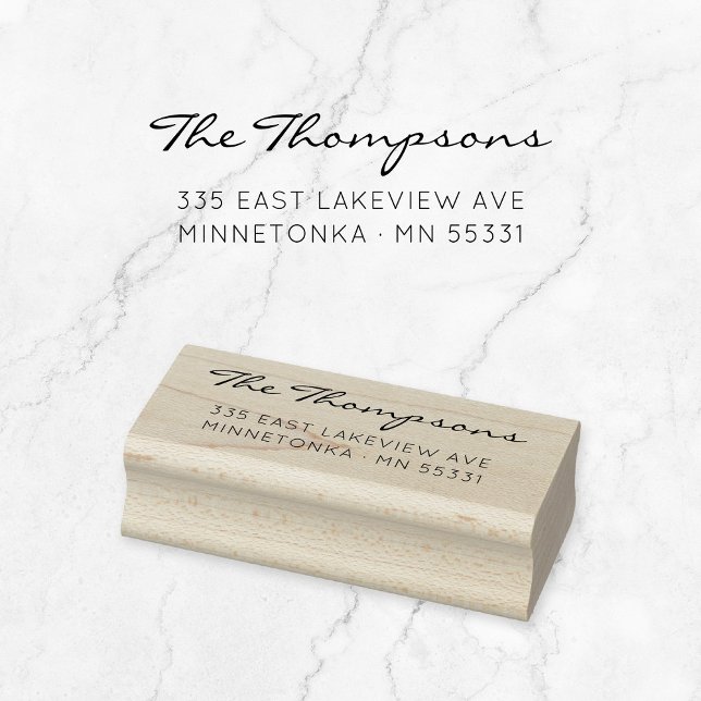 Sello De Caucho Nombre de familia de script moderno. Dirección de  (Modern, elegant script typography wooden return address stamp. Basic typography address stamp.)