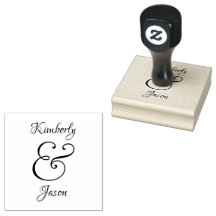 Nombres de él y ella con letra script en blanco y 