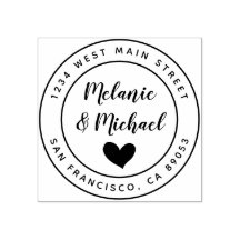 Nombres manuscritos y direcciones de devolución re