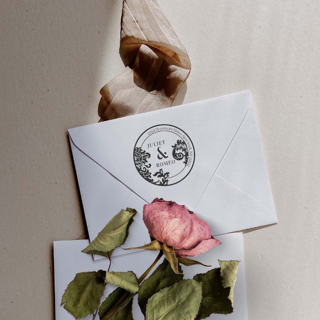 Sello De Caucho Pareja moderna de matrimonio de damasco floral bla (modern black and white elegant floral damask return address stamp)