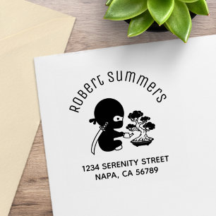 Sello De Caucho Pequeño Ninja Regando Árbol Bonsái Dirección Arco