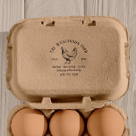 Sello De Caucho Personalizado Familia Granja Huevos Frescos Vintag<br><div class="desc">¿Es usted una pequeña granja familiar que busca darle un toque personal a su embalaje? ¡Entonces tenemos el sello perfecto para ti! Este diseño presenta el nombre de la granja en una curva alrededor de un dibujo rústico de pollo con "desde" y la fecha a cada lado. Bajo esto se...</div>