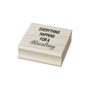 Sello De Caucho TODO SUCEDE POR UN RIESLING Chistoso dicho de vino
