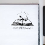 Sello De Caucho Vintage Gothic Skull Ex Libris Personalizado libro<br><div class="desc">Este sello de libro de la gótica biblioteca del cráneo incluye un libro vintage abierto y el cráneo encima. Alrededor del cráneo,  hay un texto "ex libris" en tipografía vintage y debajo está su nombre personalizado. Personalizar haciendo clic en el botón "Personalizar".</div>