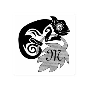 Sello De Caucho Whimsical Chameleon trepando en el monograma de la