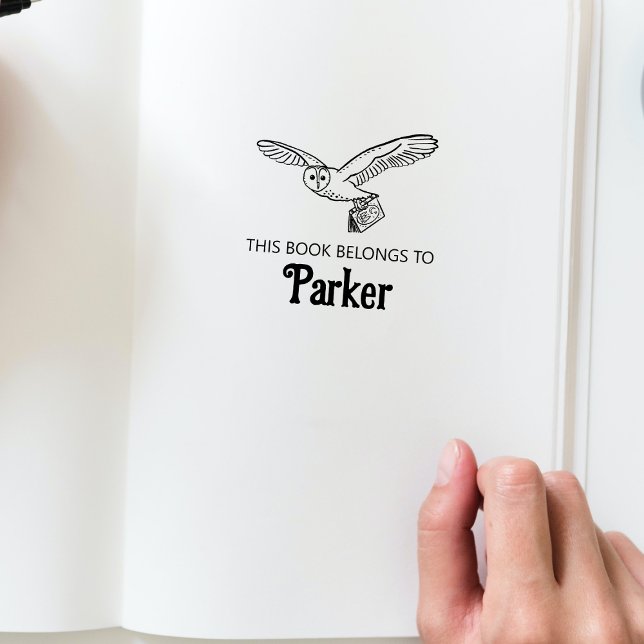 Sello de libro de bebés de lechuza de Woodland (This book belongs to personalized bookplate stamp in the Woodland Storybook Baby Shower Collection.)