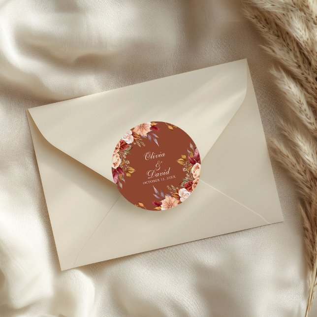 Sello de Pegatina de Boda Floral de Terracota Boho (Boho Modern Burnt Orange Terracotta Floral Wedding Classic Round Sticker on a wedding envelope.)
