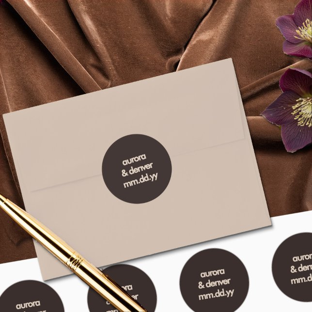Sello de Sobre de Boda Casual Marrón Retro Pegatin (Bride & Groom name sticker from the Casual Brown Plaid wedding collection by Darling & May)