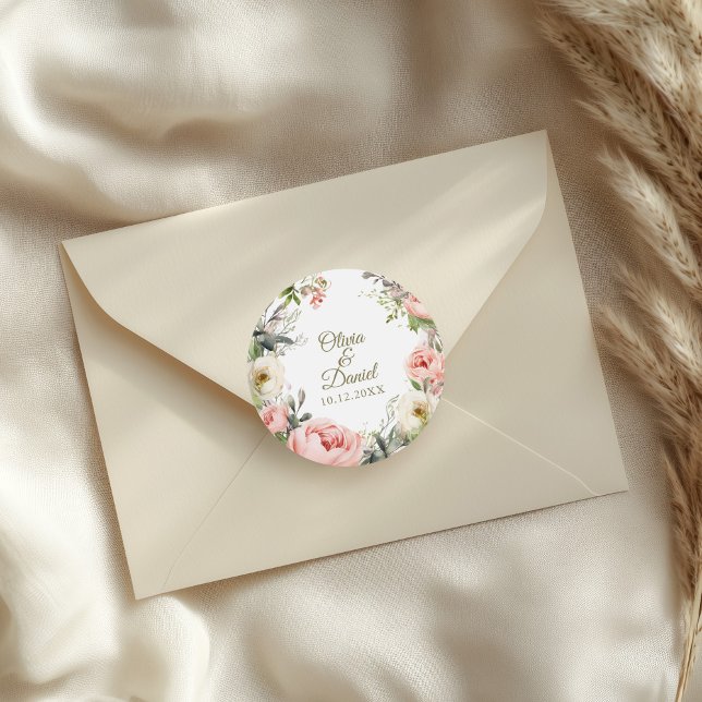 Sello de Sobre de Boda de Peonía Rosa y Melocotón (Pale Peach and Blush Pink Floral Wedding Classic Round Sticker on a wedding envelope.)