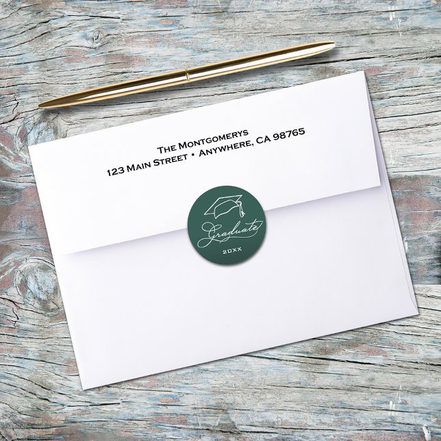Sello de Sobres de Graduación Verde Oscuro Script (Graduation script and grad hat on dark green envelope seals)