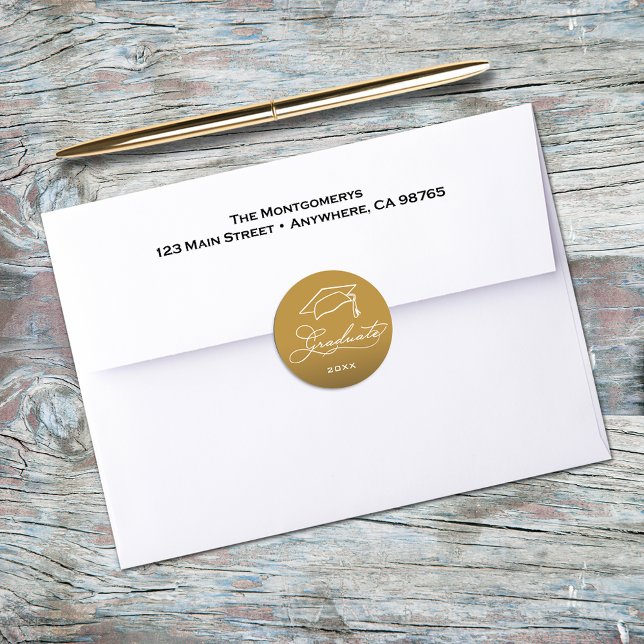 Sello de Sobres Dorados para Graduación (Graduation script and grad hat on gold envelope seals)