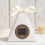 Sello lujoso Vintage Golden Queen Bee Honey Jar<br><div class="desc">Patrón metálico de Relieve metalizado de oro falso con un polígono que contiene toda la información para su colmenar. Elija entre diferentes elementos de esta colección en nuestra tienda para completar su marca.</div>