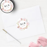 Sello para sobres Boda floral rosa / Pegatina favo<br><div class="desc">Eleva tus sobres y favores con este elegante pegatina de bodas, mostrando hermosas flores de color rosa y azul, una sección para tus iniciales, y texto extra debajo. Ideal para sellos para sobres bodas o favores matrimoniales. Posibilidad de seleccionar "Editar usando la herramienta de diseño" y realizar cambios en el...</div>