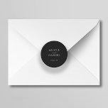 Sello para sobres de boda elegante y minimalista<br><div class="desc">Elegante, sencillo y minimalista sobre invitación a la boda, pegatina de foco oscuro con un elegante y elegante guión de caligrafía de moda de moda. Fácil de personalizar con tus detalles! Adecuado para bodas neutros de corbata negra formales. Tenga en cuenta que el color de fondo se puede cambiar para...</div>