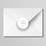Sello para sobres de boda elegante y minimalista<br><div class="desc">Elegante y sencillo pegatina de sello para sobres de invitación a la boda, con un elegante y elegante guión de moda a la moda. Fácil de personalizar con tus detalles! Adecuado para bodas neutros de corbata negra formales. Tenga en cuenta que el color de fondo se puede cambiar para que...</div>