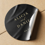 Sello para sobres de boda elegante y minimalista<br><div class="desc">Elegante pegatina de sello para sobres negro con invitación a la boda minimalista, con un elegante y elegante guión de caligrafía de oro falso a la moda de la moda. Fácil de personalizar con tus detalles! Adecuado para bodas neutros de corbata negra formales. Tenga en cuenta que el color de...</div>