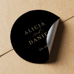 Sello para sobres de boda elegante y minimalista<br><div class="desc">Elegante pegatina de sello para sobres negro de invitación a la boda minimalista, con un elegante y elegante guión de moda de moda en la caligrafía de oro. Fácil de personalizar con tus detalles! Adecuado para bodas neutros de corbata negra formales. Tenga en cuenta que el color de fondo se...</div>
