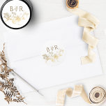 Sello para sobres/Favor de Boda floral blanco y do<br><div class="desc">Elegante pegatina de bodas con hermosos detalles florales y originales iniciales de la pareja con Relieve metalizado de oro pintado a mano. Ideal como etiqueta de sello para sobres o de favor. Parte de nuestra "Colección Celestial y de Encanto Blanco y Oro" con una variedad de productos de coordinación incluyendo...</div>